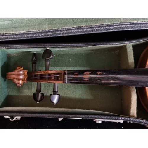 1029 - A beautiful Skylark viola, lovely example house in a hard shell travel case.
Previous in auction on ... 