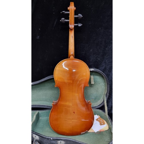 1029 - A beautiful Skylark viola, lovely example house in a hard shell travel case.
Previous in auction on ... 