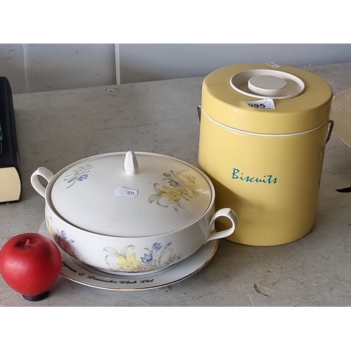 1092 - Arklow China soup tureen with floral design, made in Ireland, accompanied by a metal biscuit tin wit... 