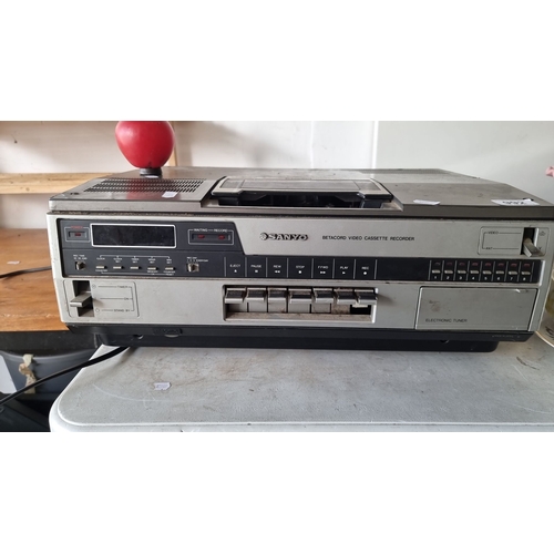 1093 - Sanyo top loader Betacord Video Cassette Recorder features electronic tuner and analog control butto... 