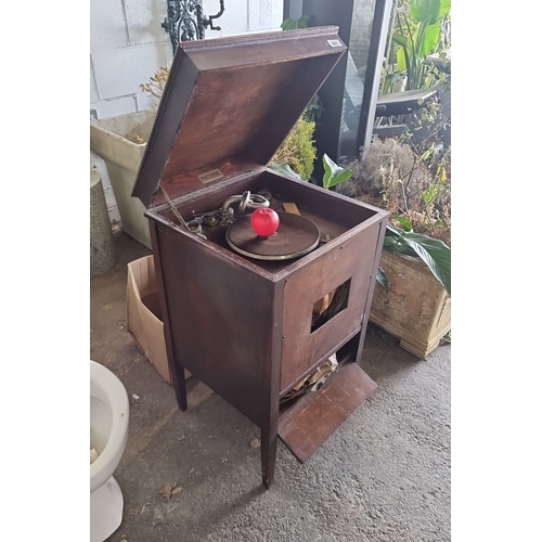 1096 - Early 20th Century Mastertone Gramophone in oak cabinet, featuring a hand-crank turntable and intern... 