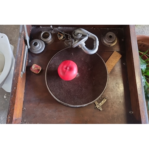 1096 - Early 20th Century Mastertone Gramophone in oak cabinet, featuring a hand-crank turntable and intern... 