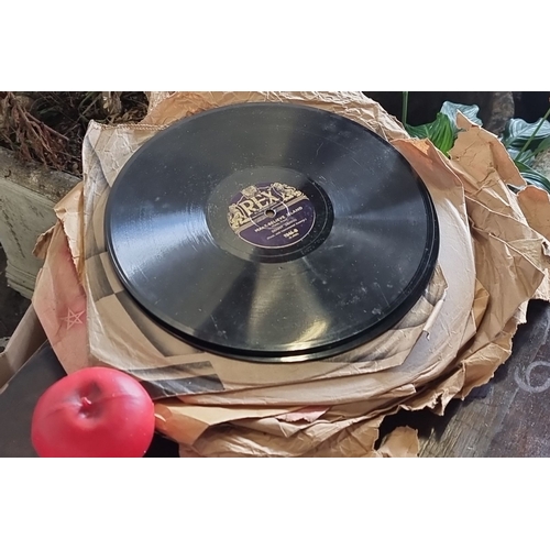 1096 - Early 20th Century Mastertone Gramophone in oak cabinet, featuring a hand-crank turntable and intern... 