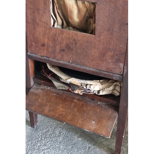 1096 - Early 20th Century Mastertone Gramophone in oak cabinet, featuring a hand-crank turntable and intern... 