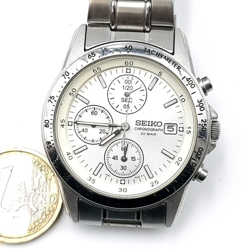 42 - A Seiko Chronograph 10 bar wristwatch together with original Seiko bracelet. Watch set with silver d... 