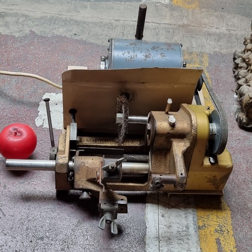 670 - A vintage AG E key cutter machine. PN 1901. HP 1/6 V 220.