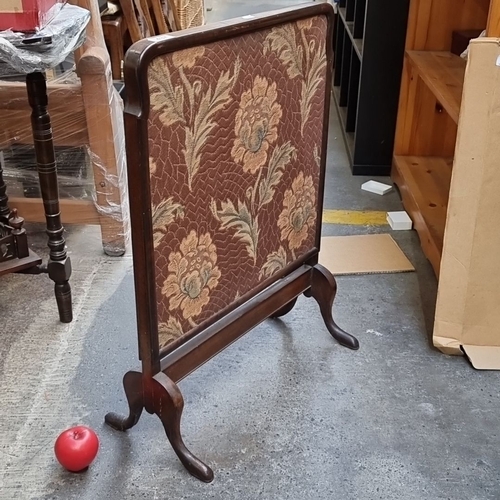 437 - Antique wooden fire screen with floral tapestry insert, featuring a mahogany frame and curved legs, ... 