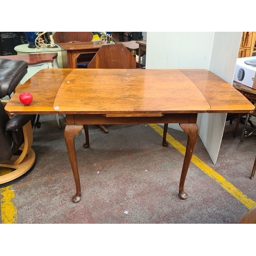 469 - Star lot : A very handsome Art Deco  golden mahogany extending dining table features cabriole legs a... 