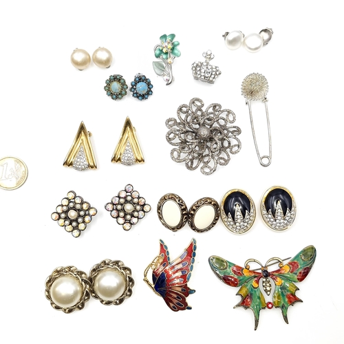 14 - A miscellaneous collection of costume jewellery consisting a nice example of an enamelled butterfly ... 