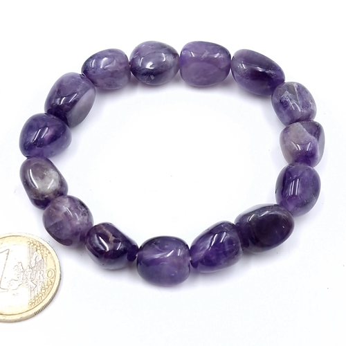 55 - A pretty polished Amethyst gemstone expandable bracelet - stones cold to touch. Weight - 40.63 grams... 