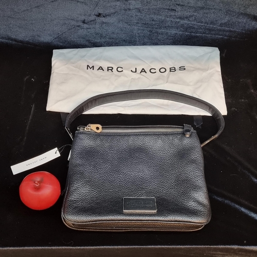 158 - A beautiful designer ladies Marc Jacobs black leather handbag, in excellent condition. Comes with or... 