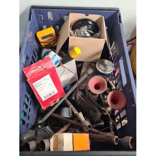 907 - Mixed lot with automotive parts and tools, including a vintage car radio, air horns, spray gun, mult... 