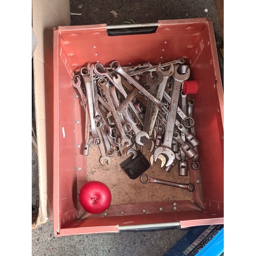 911 - Mixed lot of assorted spanners in various sizes and brands, including DOWIDAT and other manufacturer... 