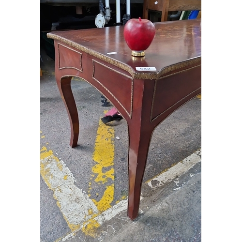 682 - Star Lot : A beautiful Mahogany coffee table with floral inlay design on the top, featuring elegant ... 