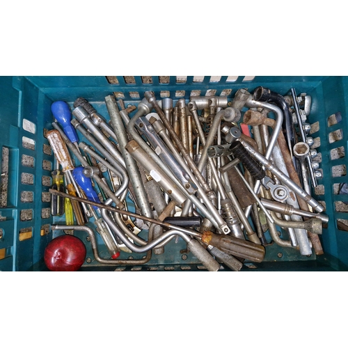 696 - Mixed lot of assorted metal hand tools, including various screwdrivers, wrenches, and socket handle ... 