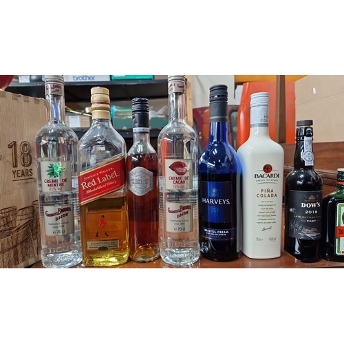 699 - Mixed lot of 12 assorted bottles of alcoholic beverages including Johnnie Walker Red Label Whiskey, ... 