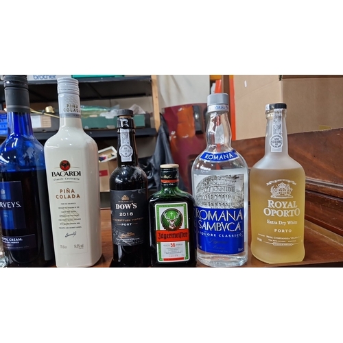 699 - Mixed lot of 12 assorted bottles of alcoholic beverages including Johnnie Walker Red Label Whiskey, ... 