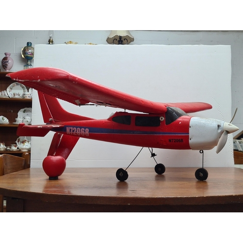 789 - A large model N72068 plane.