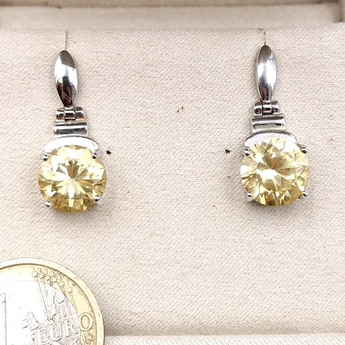 516 - A very pretty pair of sterling silver (925) lemon quartz drop earrings - stones bright. Total weight... 