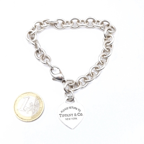 531 - A genuine Tiffany & Co. sterling silver chain link bracelet set with lobster clasp. Weight - 77.66 g... 