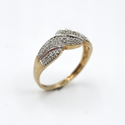 606 - Star lot : A nice example of a twist mounted diamond ring set in nine carat gold (375). Size - Q. We... 