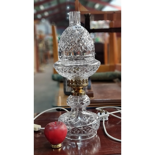 934 - A wonderful large 'Waterford' crystal Table lamp. Features intricate detailing. With acid marks. In ... 