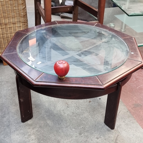 937 - A stylish octagonal cherry wood coffee table with a bevelled glass top and an X shaped base. H39cm x... 