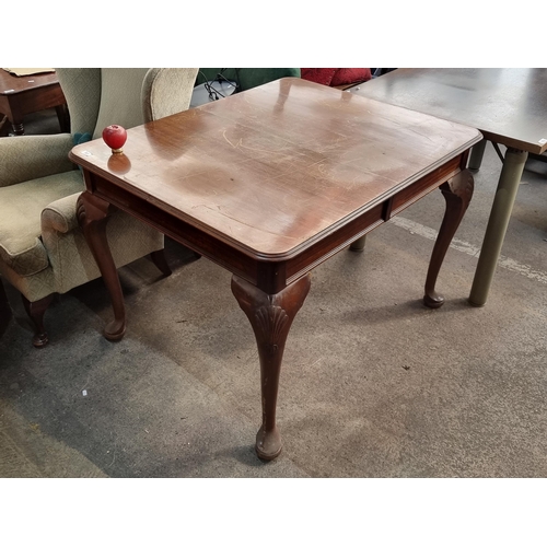 961 - A beautiful red mahogany Edwardian dining table with substantial cabriole legs and clam shell relief... 