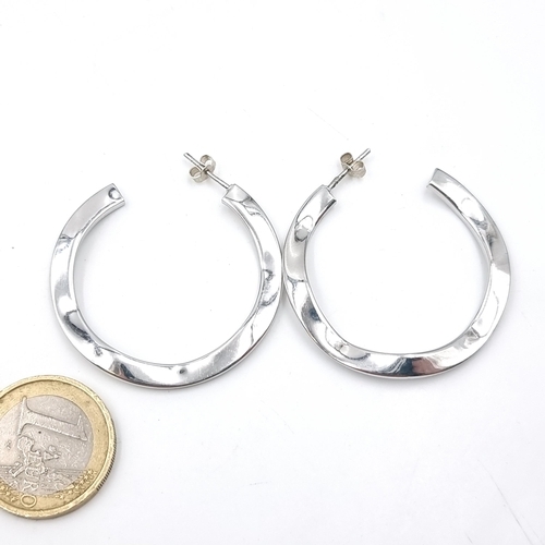 622 - An elegant pair of 'Lotus' twist earrings. Stamped 'lotus' to each. Total weight: 6.41 grams