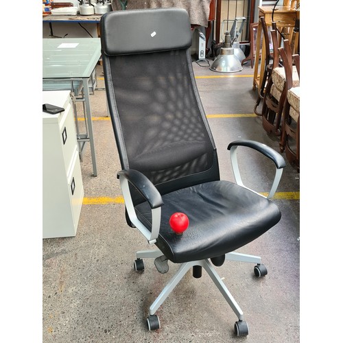 928 - A super comfortable, quality high back office swivel chair with adjustable height. Upholstered in le... 