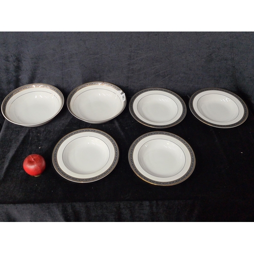 1060 - Six stunning GLOBUS Fine China Japanese bowls in the 9941 Etienne pattern. All in good condition.
Pr... 