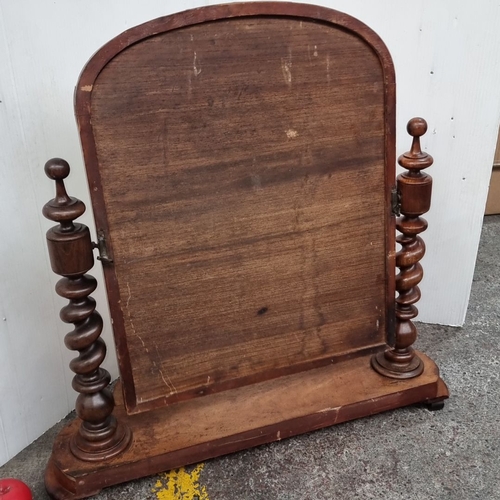 1097 - Victorian mahogany vanity mirror features elegant turned supports and a shaped base.
Previous in auc... 