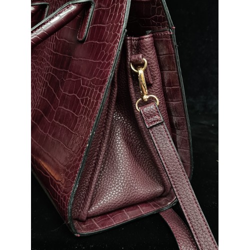 172 - A fabulously stylish ladies Carvela by Kurt Geiger maroon coloured handbag. Complete with long shoul... 