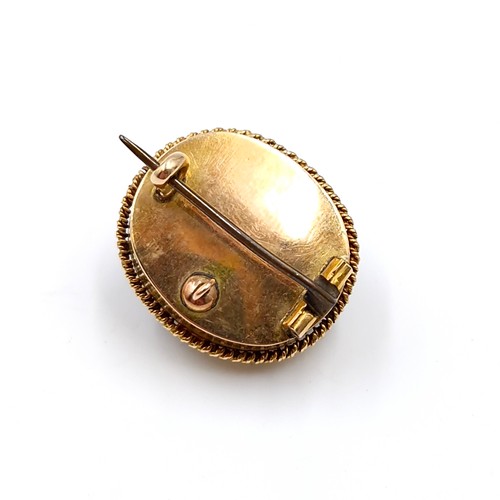 535 - A very attractive Victorian cabochon garnet stone set brooch with a bright diamond star accent. Tota... 