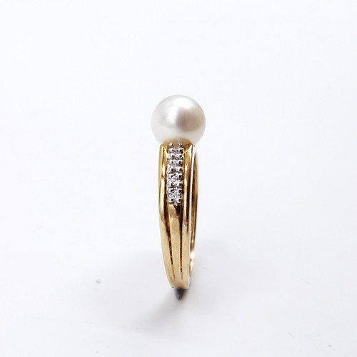 536 - A nine carat gold (375) gem set pearl ring. Ring size - L. Weight - 2.33 grams. Boxed.