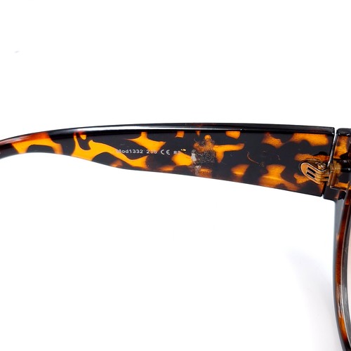 540 - A pair of Ralph Lauren Oscar Oscar de la Renta faux tortoise shell framed sunglasses. Lenses clear..... 