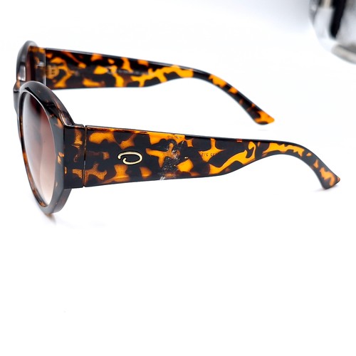 540 - A pair of Ralph Lauren Oscar Oscar de la Renta faux tortoise shell framed sunglasses. Lenses clear..... 