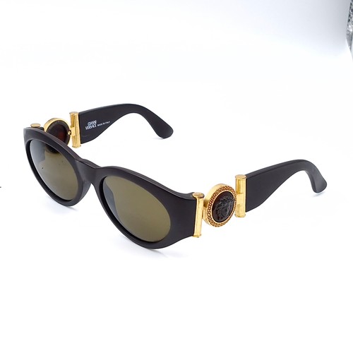 554 - A fine pair of Gianni Versace Sunglasses in super condition. Frames marked 'Made in Italy'. Model no... 