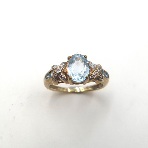 537 - Star Lot : A very nice example of a vintage nine carat gold (375) aquamarine and diamond ring. Diamo... 