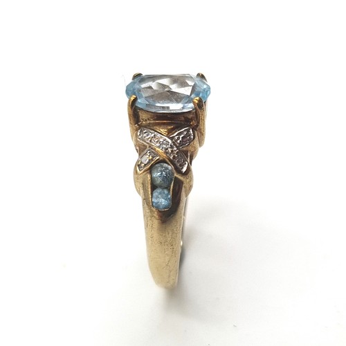 537 - Star Lot : A very nice example of a vintage nine carat gold (375) aquamarine and diamond ring. Diamo... 