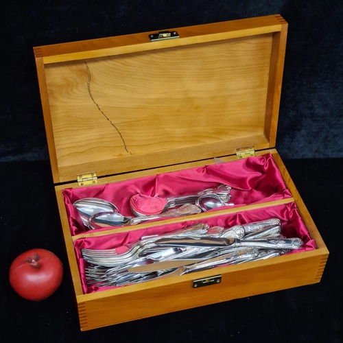 187 - A canteen of Newbridge EPNS cutlery including knives, forks, and spoons in a wooden box.