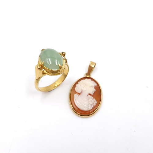 13 - A green tourmaline stone ring. Ring size - I. Together with a cameo pendant.