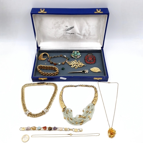 38 - A good collection of assorted costume jewellery consisting of necklaces, bracelets, pendants & brooc... 