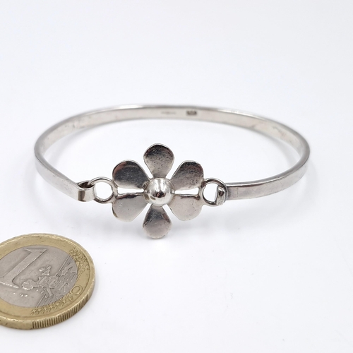 402 - A sterling silver daisy accent bracelet. Weight - 13.07 grams. Boxed.