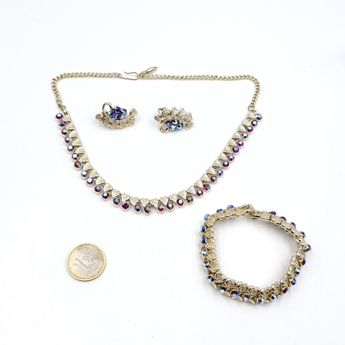 489 - A matching suite of good quality costume jewellery. Necklace length - 40 cms. Together with bracelet... 