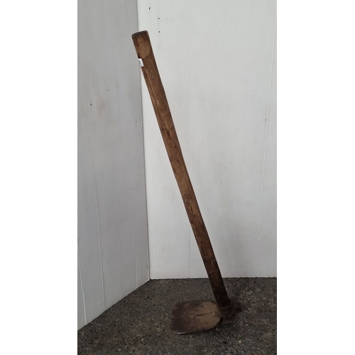 689 - Antique wooden-handled metal shovel, from the early 20th century. It features a sturdy wooden shaft ... 