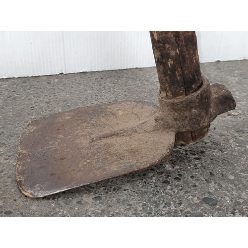 689 - Antique wooden-handled metal shovel, from the early 20th century. It features a sturdy wooden shaft ... 