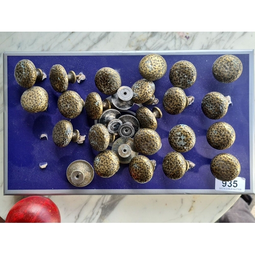 935 - A Set of 19 textured brass toned drawer knobs.