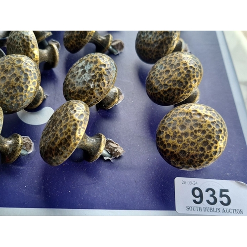 935 - A Set of 19 textured brass toned drawer knobs.