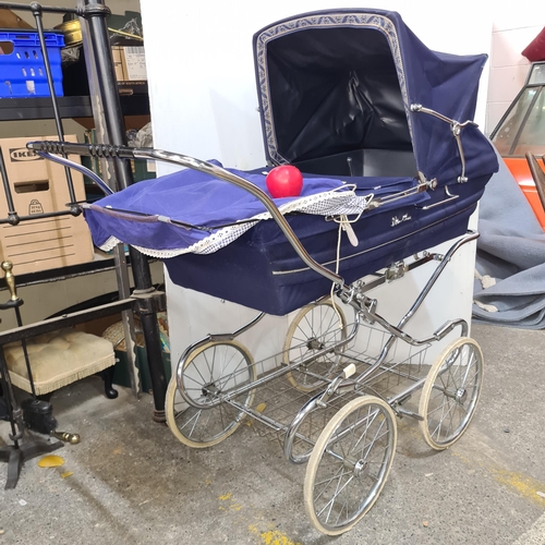 495 - A vintage fabulous Silver Cross big wheels babys pram in excellent condition